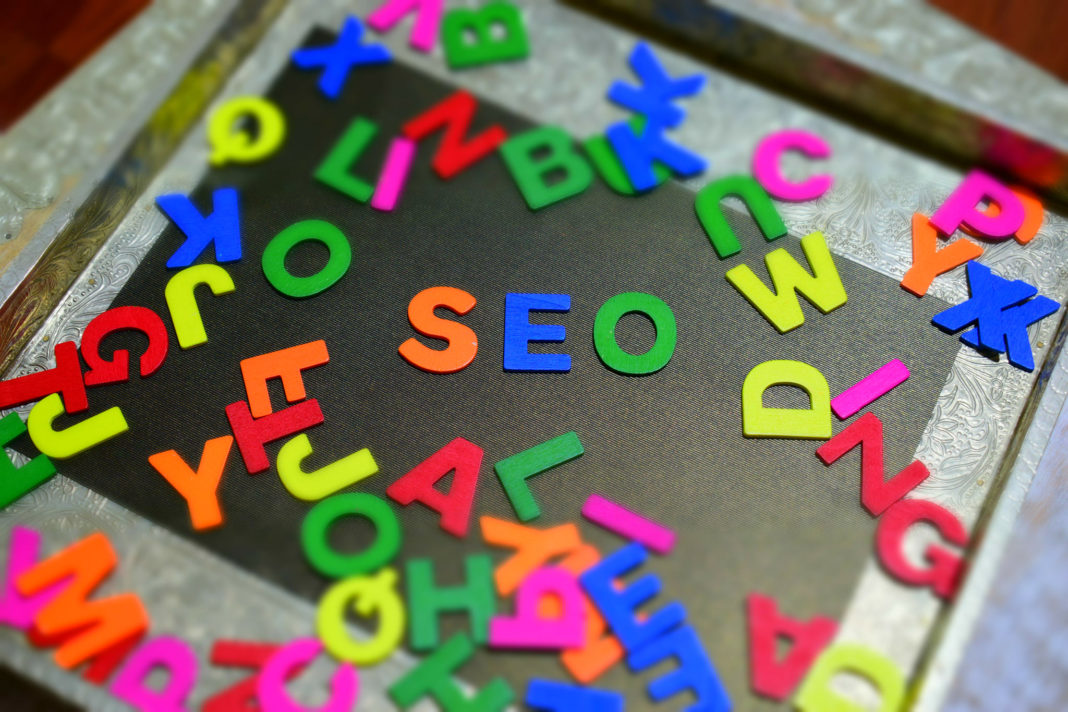 varie lettere sparse e quelle al centro formano la parola SEO