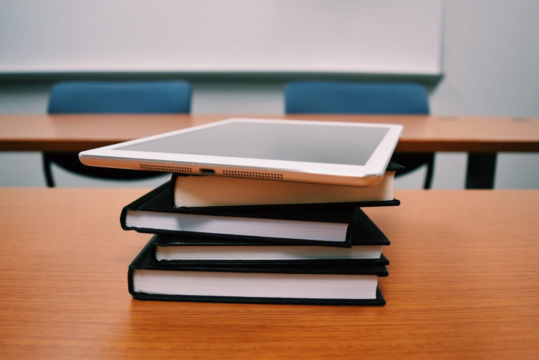 ipad pro in cima ad una pila di libri