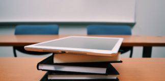 ipad pro in cima ad una pila di libri