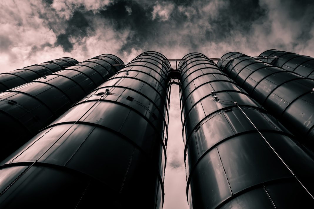 data silos con cielo sullo sfondo