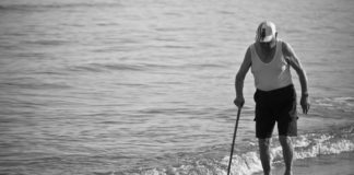 anziano sulla riva di una spiaggia