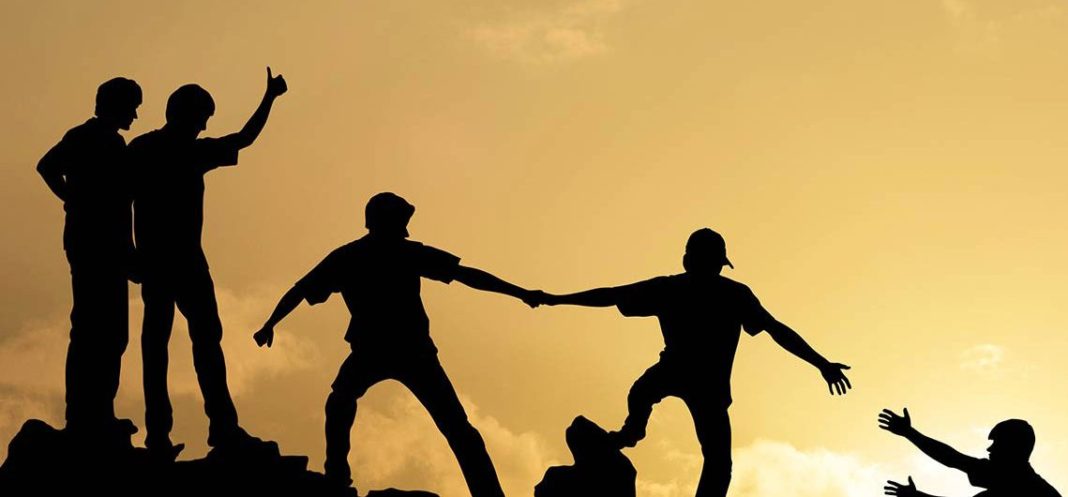 silhouette compiono localizzazione attraverso attivita di team building