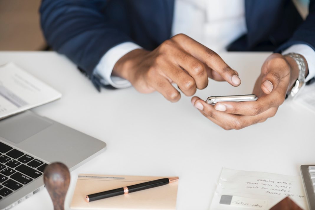 primo piano di mani che usano smartphone