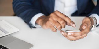 primo piano di mani che usano smartphone