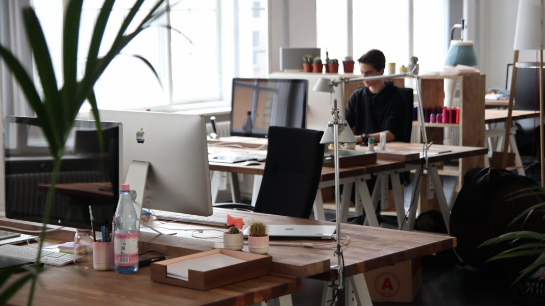 smart working city work uomo che lavora