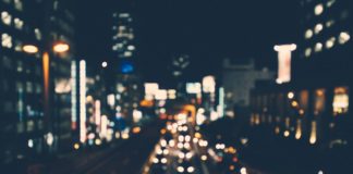 immagine di traffico nella notte