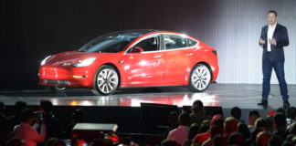 tesla model 3 di colore rosso