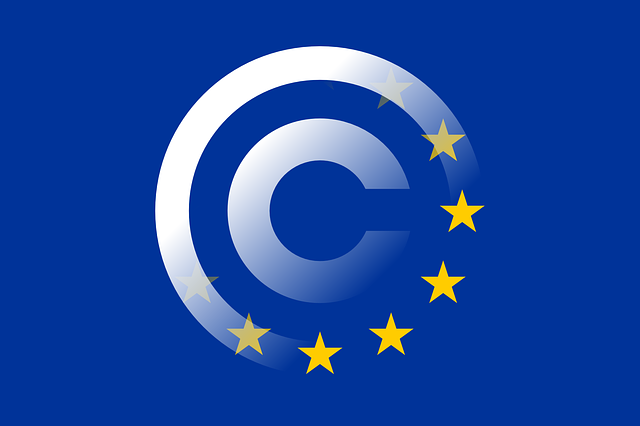 Simbolo del copyright sovrapposto alla bandiera europea