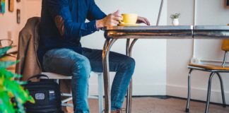 smart working smart city uomo seduto con un caffè