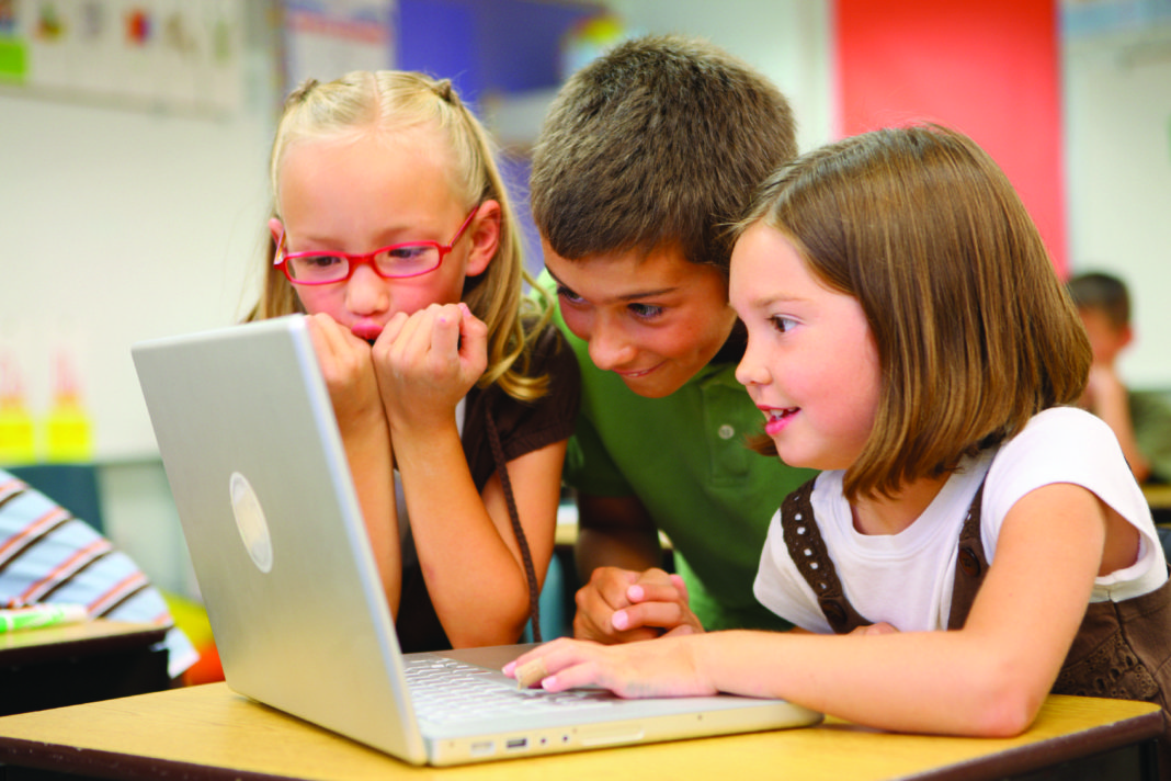bambini al pc che guardano il monitor stupiti