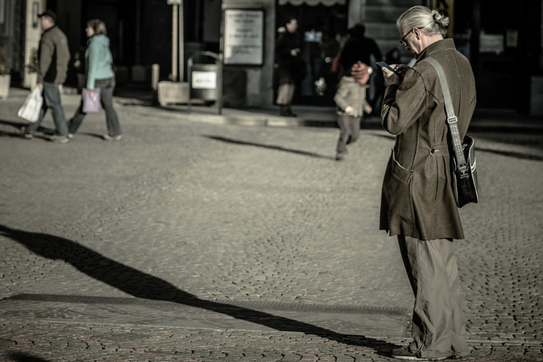 uomo che usa chatbot su smartphone