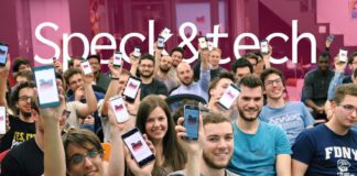 persone con lo smartphone in mano illustrano la smart mobility
