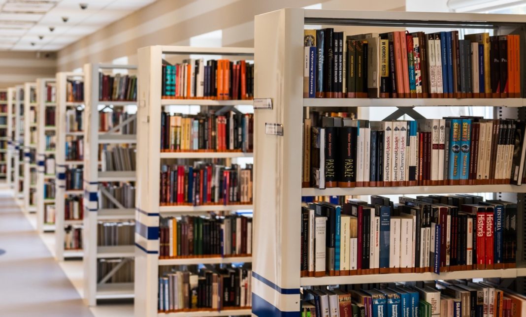 area lettura di una biblioteca con libri