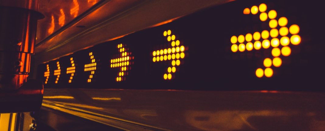 frecce direzionali illuminate di giallo