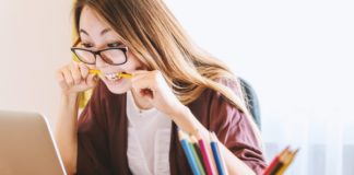 lavoratrice nervosa morde una matita