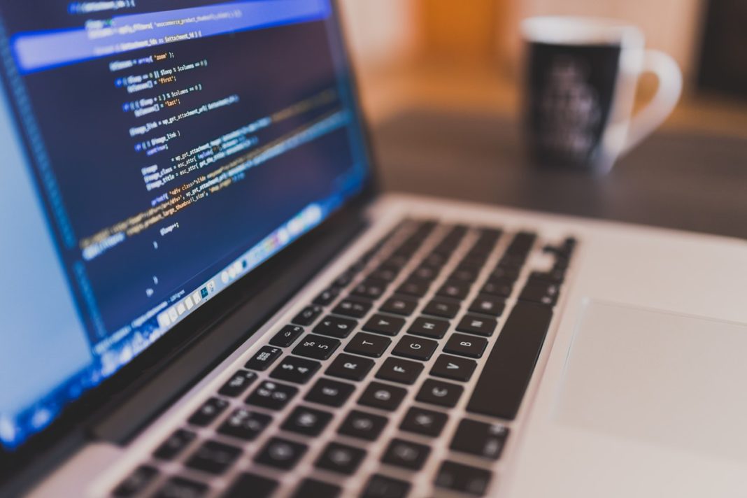 codice sullo schermo di un computer portatile