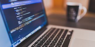 codice sullo schermo di un computer portatile