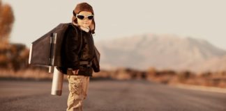 bambino che indossa un jetpack giocattolo