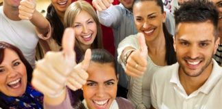 gruppo di persone sorridenti