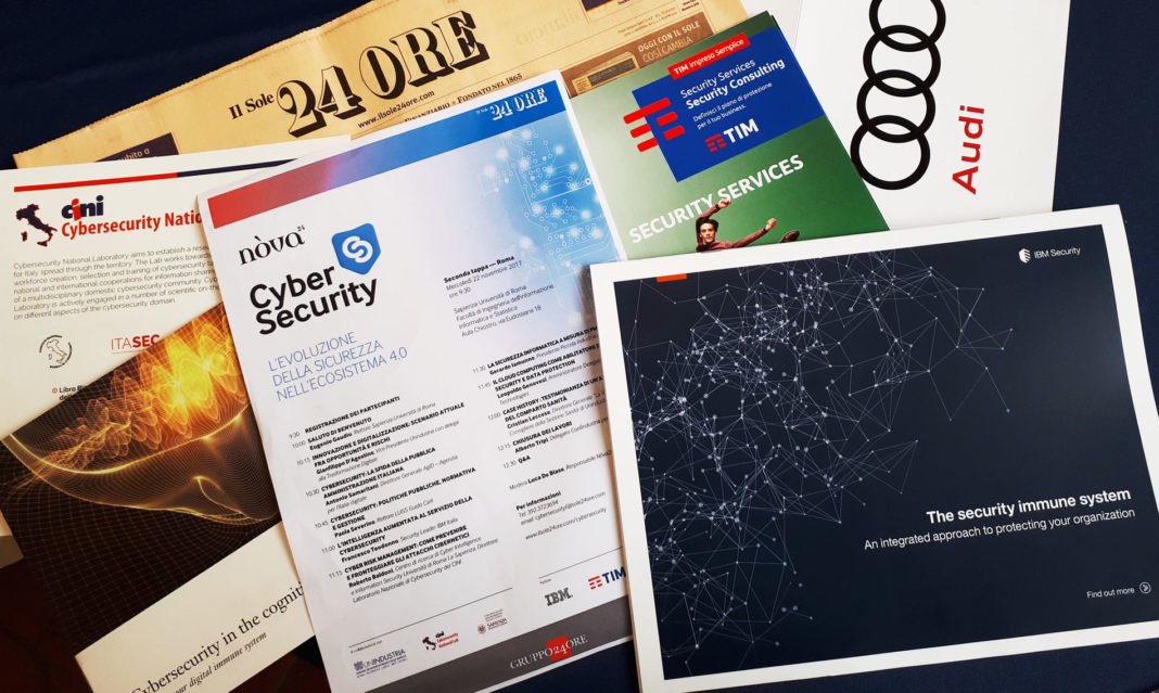 giornali e fogli con scritto sopra cybersecurity