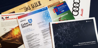 giornali e fogli con scritto sopra cybersecurity