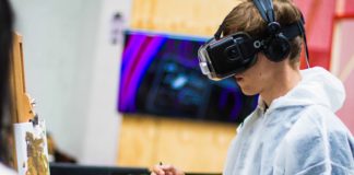 ragazzo che dipinge con gli occhiali per la realtà virtuale